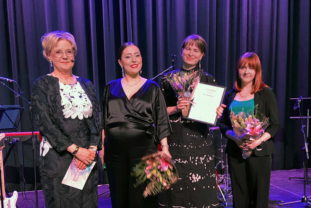 Oulun Musiikkijuhlat on valittu Oulun ammattikorkeakoulun vuoden sidosryhmäksi 9 Neljä ihmistä seisoo hymyillen