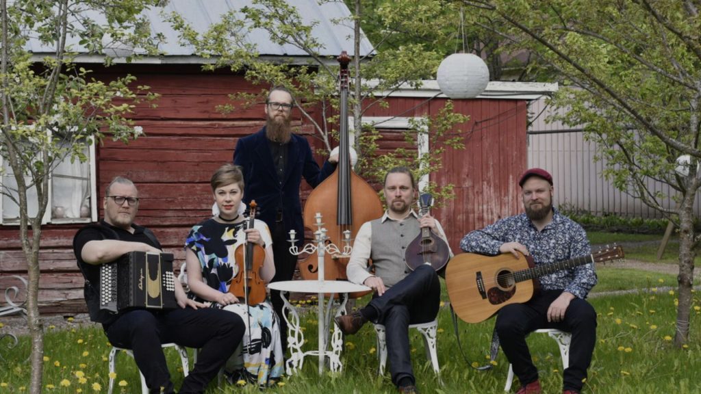 Henkilöitä soittimet kädessä