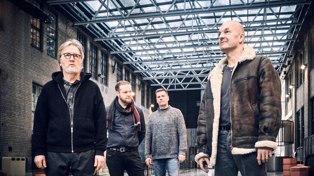 Henkilöitä hallissa