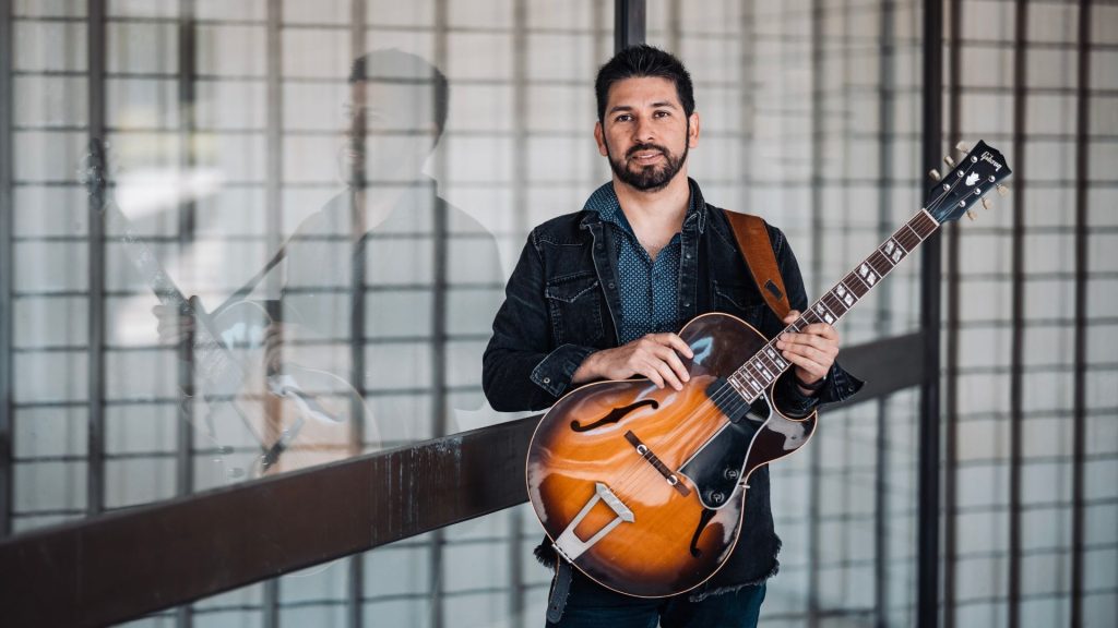 Seuraavaksi OMJ Jazz & Etnossa: jazzkvartetti Héctor Lepe Quartetin levynjulkaisukonsertti 13.9. 9 Henkilö pitelee kitaraa