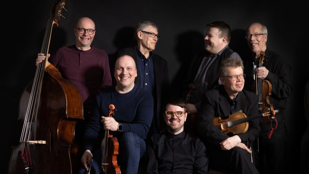 Henkilöitä instrumentit kädessä