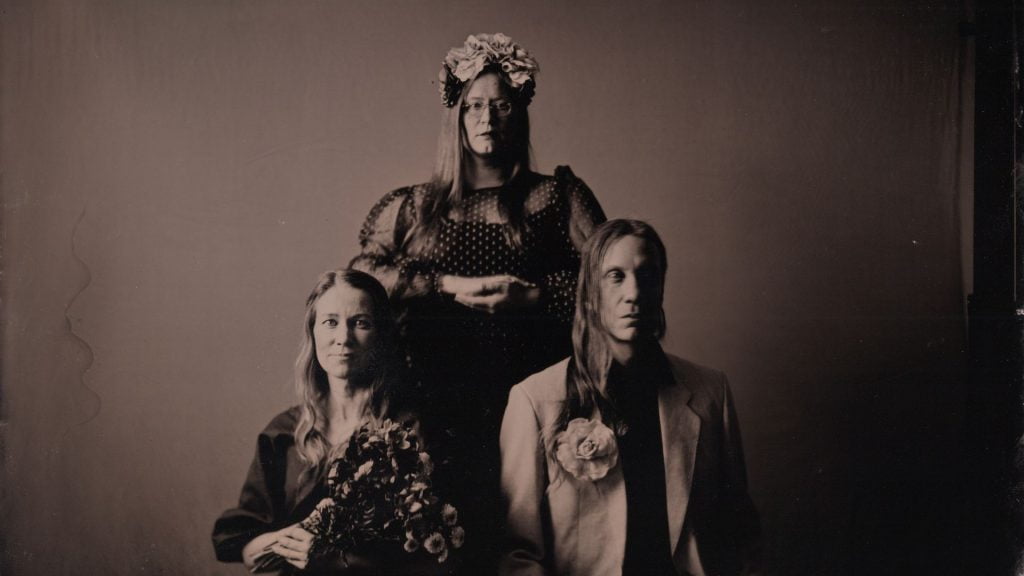 Kolme henkilöä ryhmässä