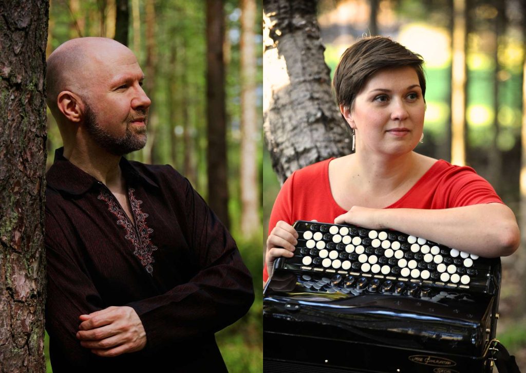 Kaksi ihmistä metsässä