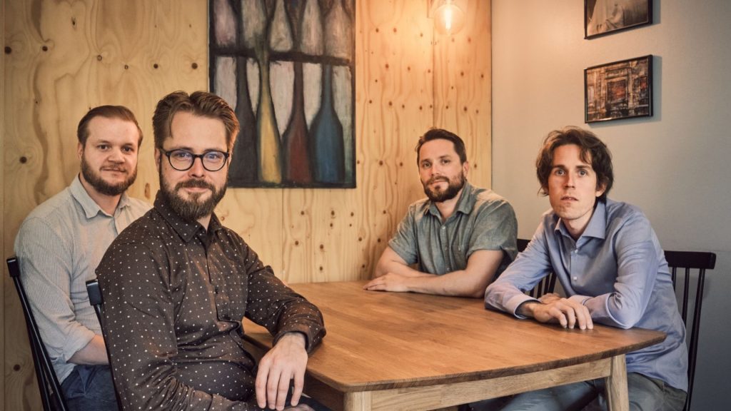 Henkilöitä ruokapöydän ympärillä