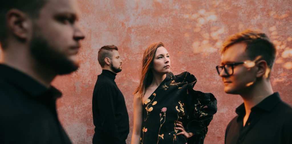 Oululaislähtöinen jazzlaulaja Riikka Keränen avaa OMJ Jazz & Etno –sarjan syyskauden 6.9. – luvassa uusia sävellyksiä ja vahvoja tunnelmia 10 Neljä ihmistä seisoo seinän vierellä