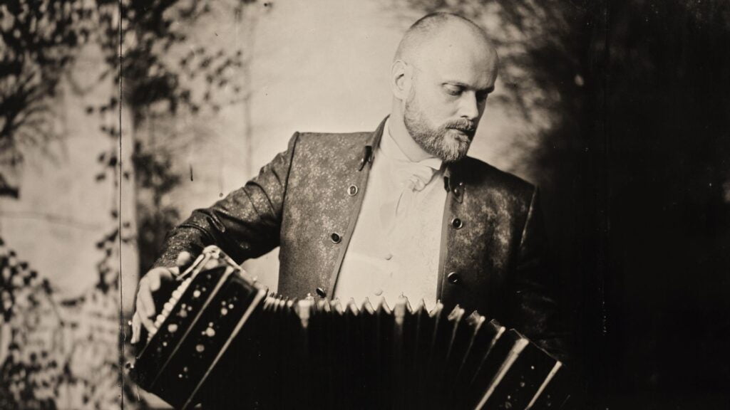 Mies soittaa bandoneonia