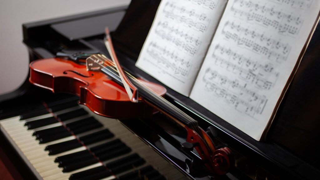 Viulu pianon päällä