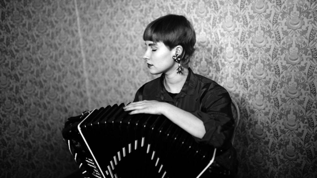 Nainen haitari sylissä