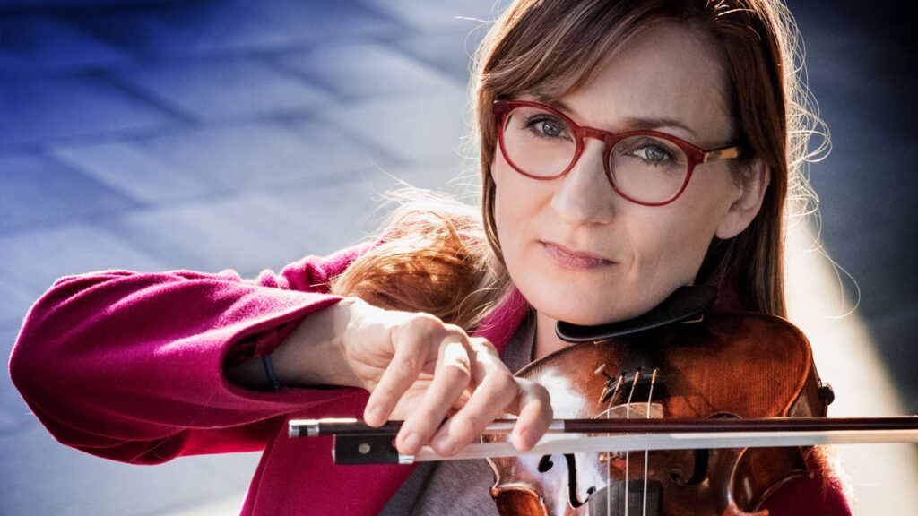 Nainen soittaa viulua