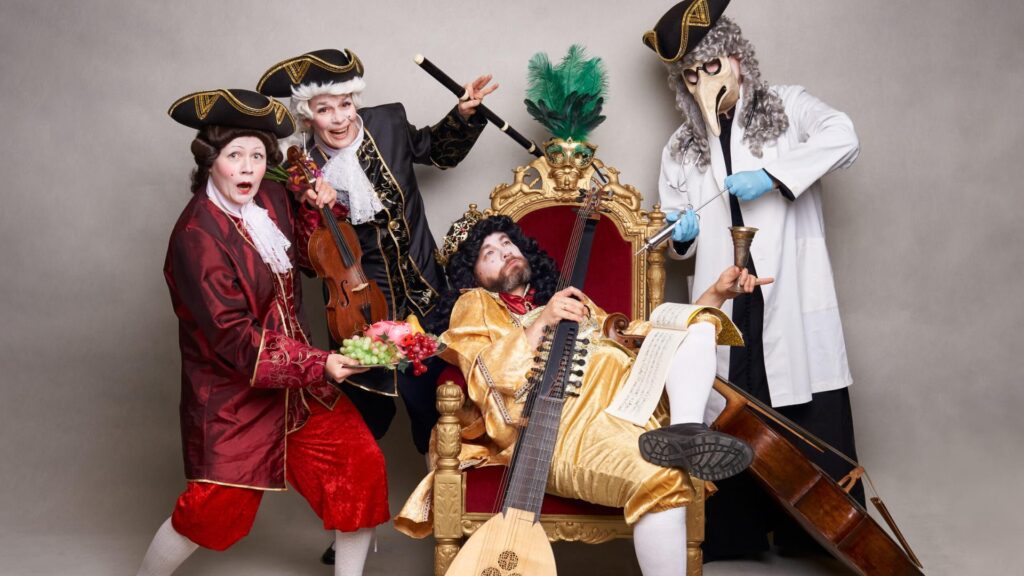 Historiallisiin asuihin pukeutuneita henkilöitä soittimien kanssa